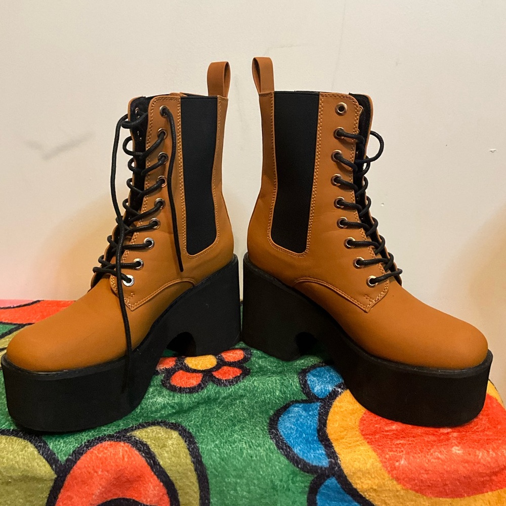 Stylish Tan Lace-Up Platform Boots - Picture 2 of 3